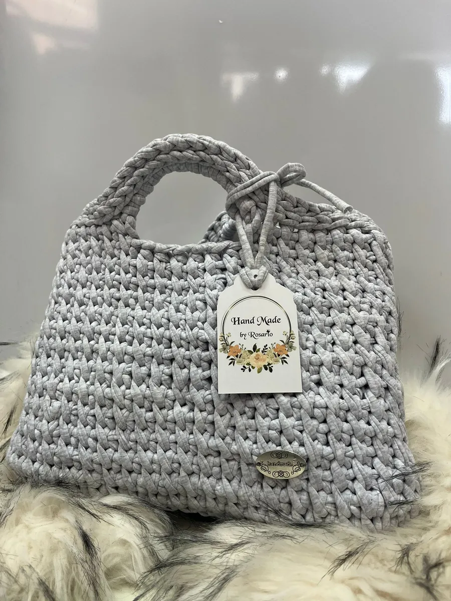 Bolso artesanal gris claro tejido a mano
