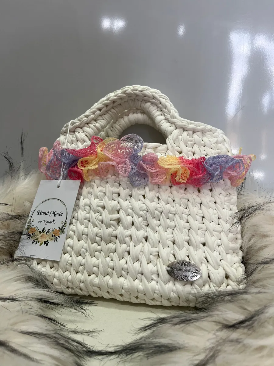 Bolso blanco artesanal con detalle multicolor