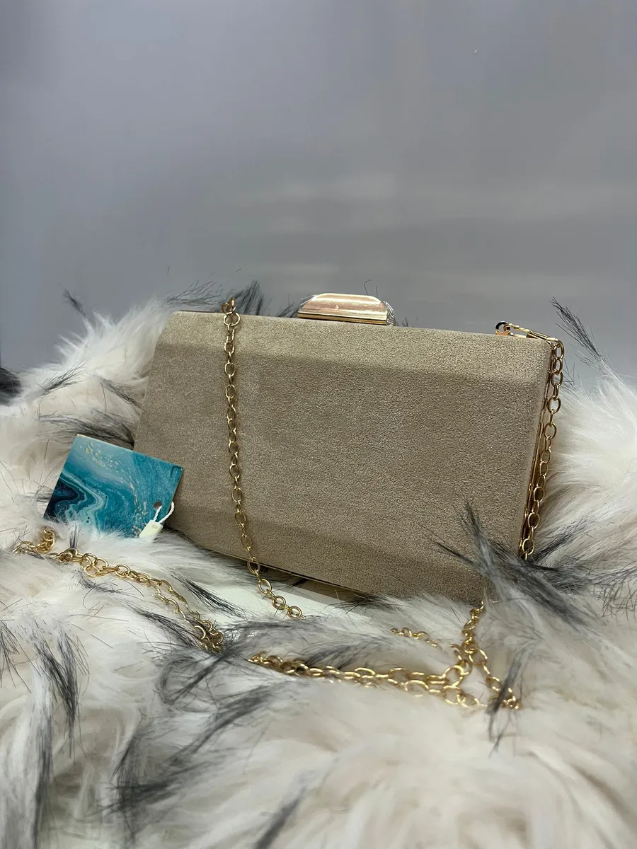Bolso clutch dorado con cadena