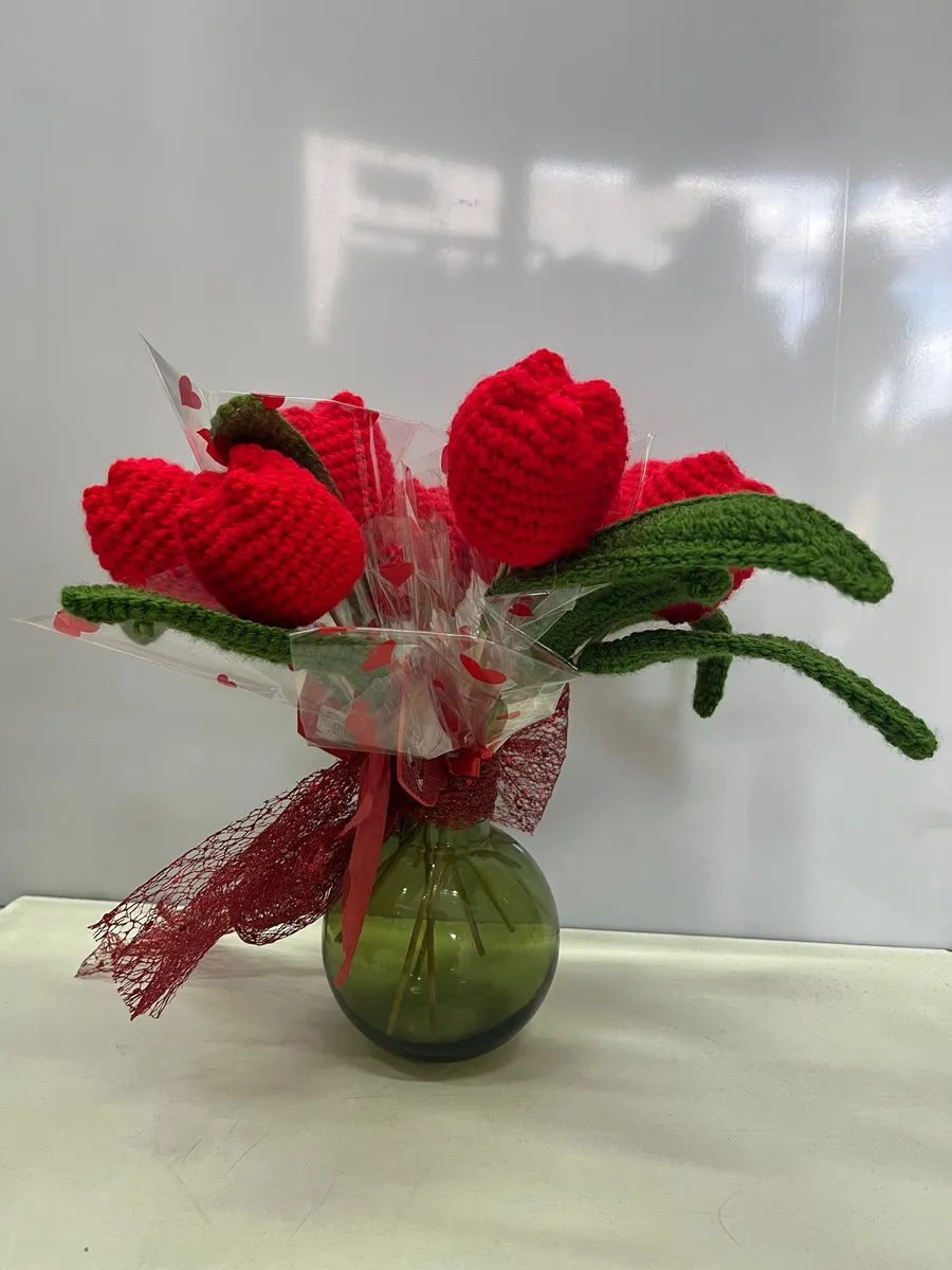 Ramo de tulipanes rojos tejidos a mano