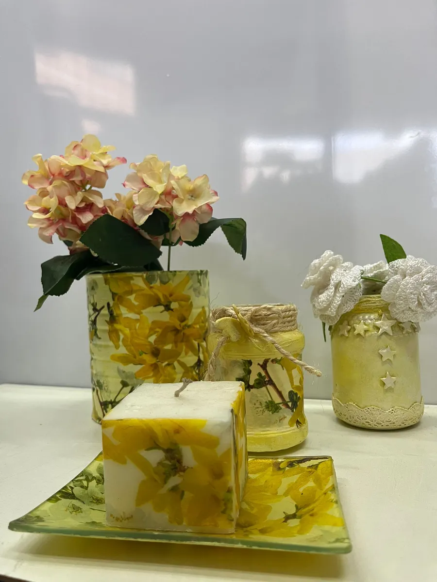 Set decorativo floral amarillo con vela y bandeja