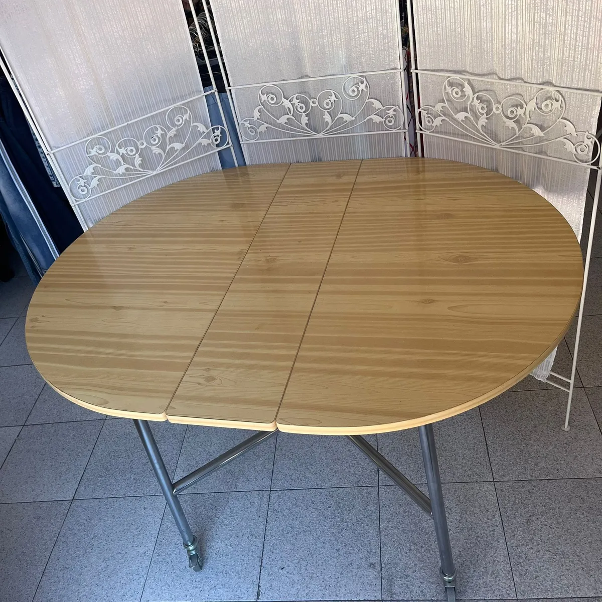 Mesa redonda plegable de madera con ruedas