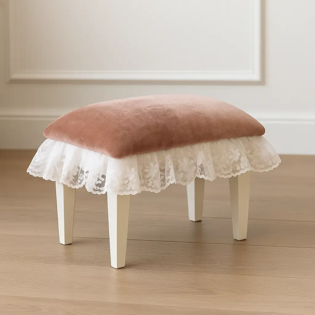 Taburete vintage rosa con encaje blanco
