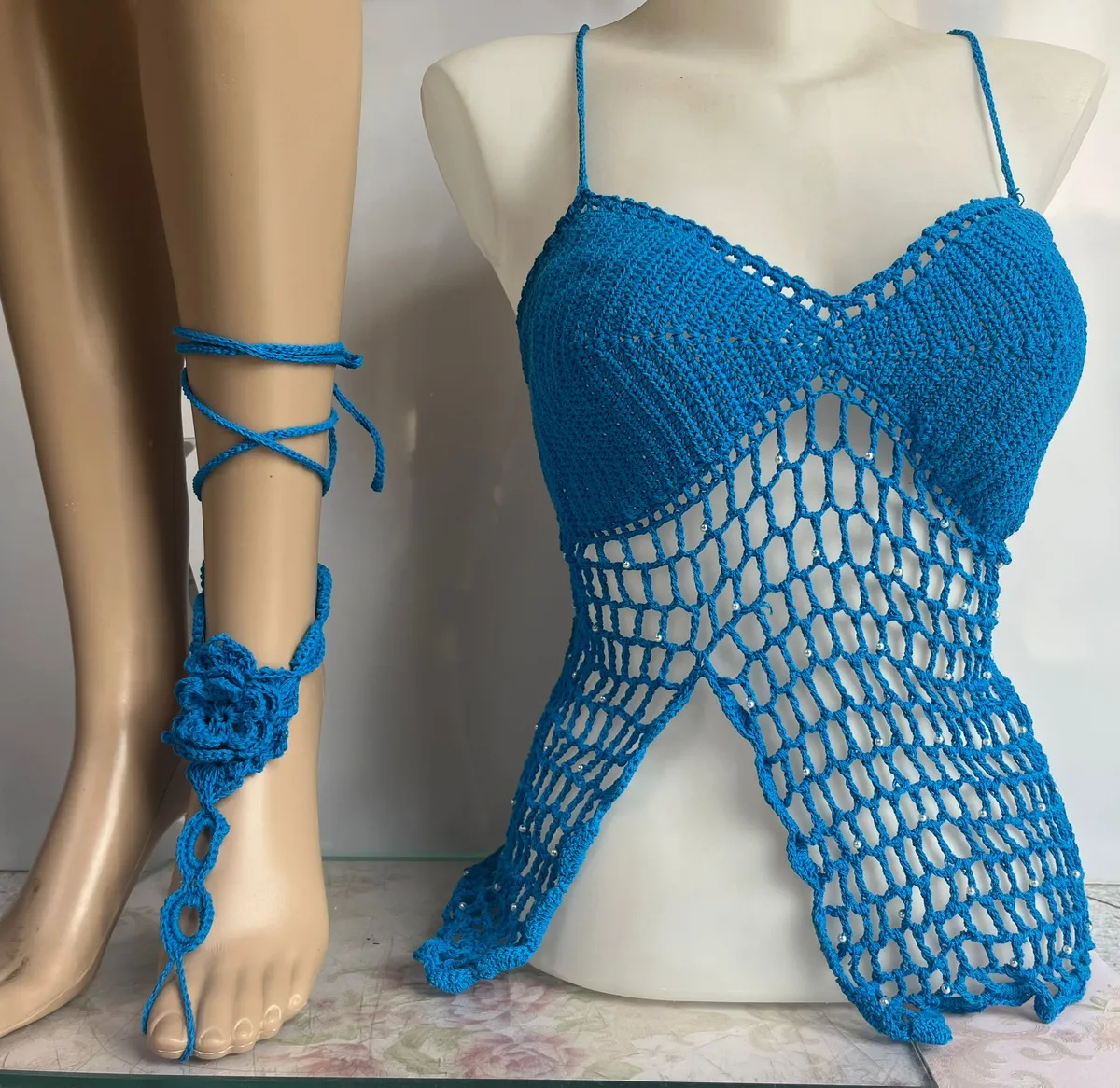 Top de crochet azul con accesorio a juego