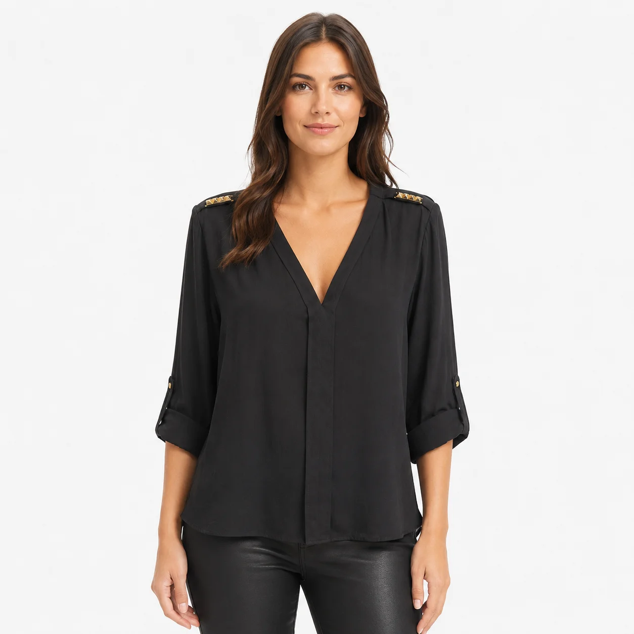 Blusa negra fluida con detalles metálicos