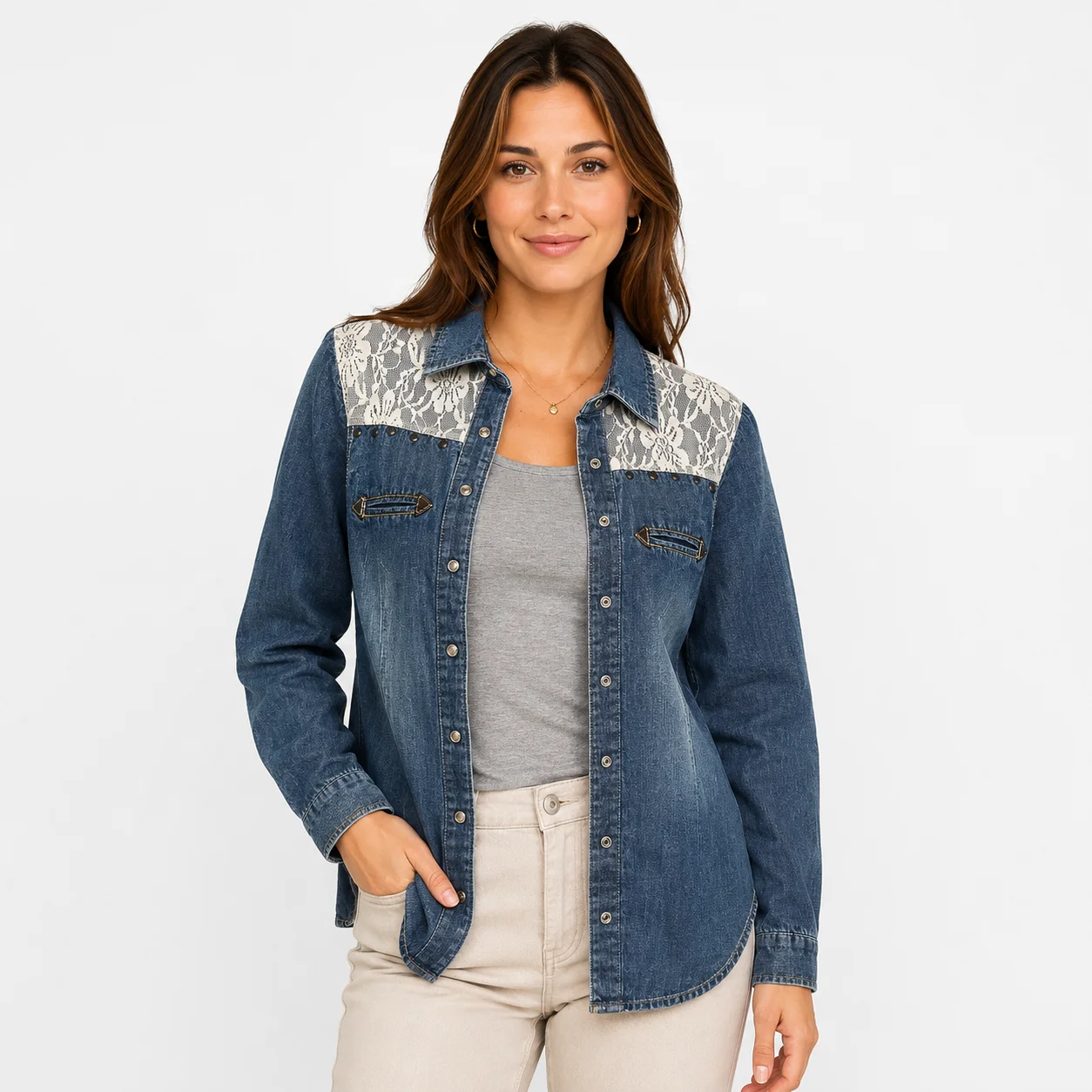 Camisa vaquera con encaje y tachuelas