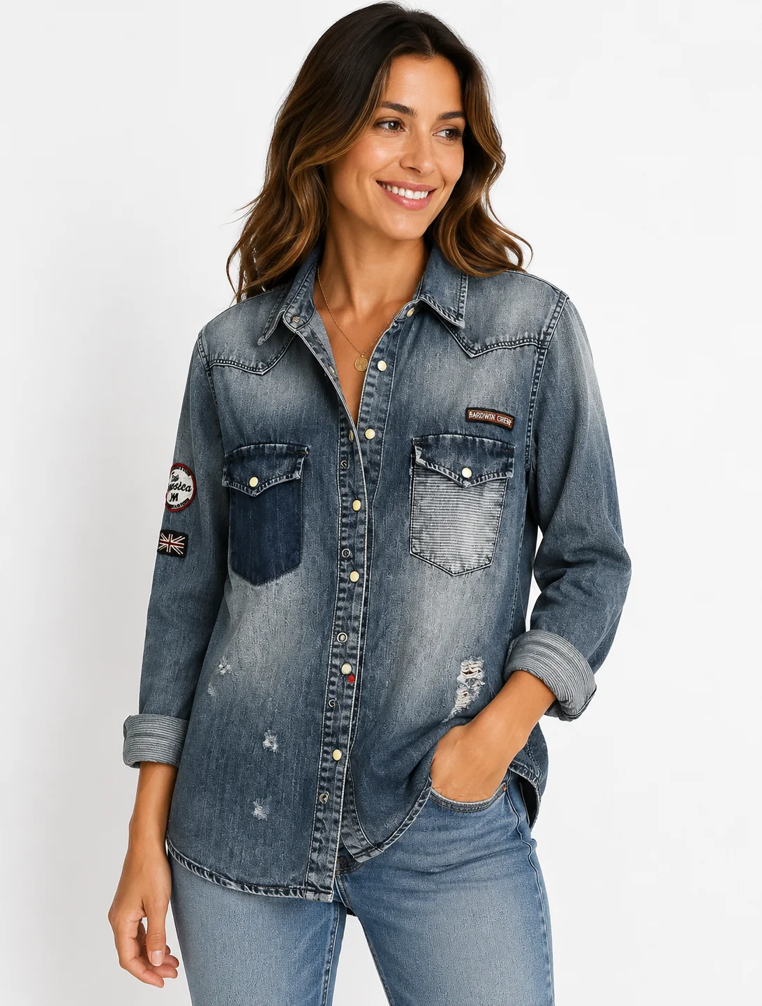 Camisa denim desgastada con bordados