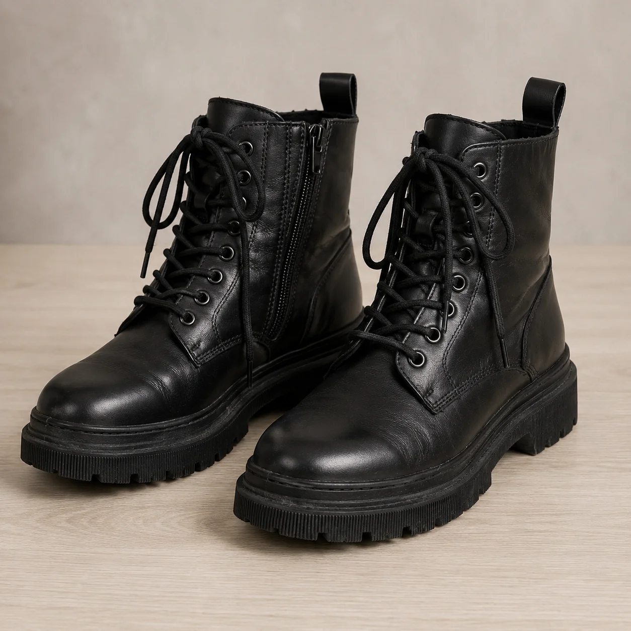 Botas militares negras con cordones