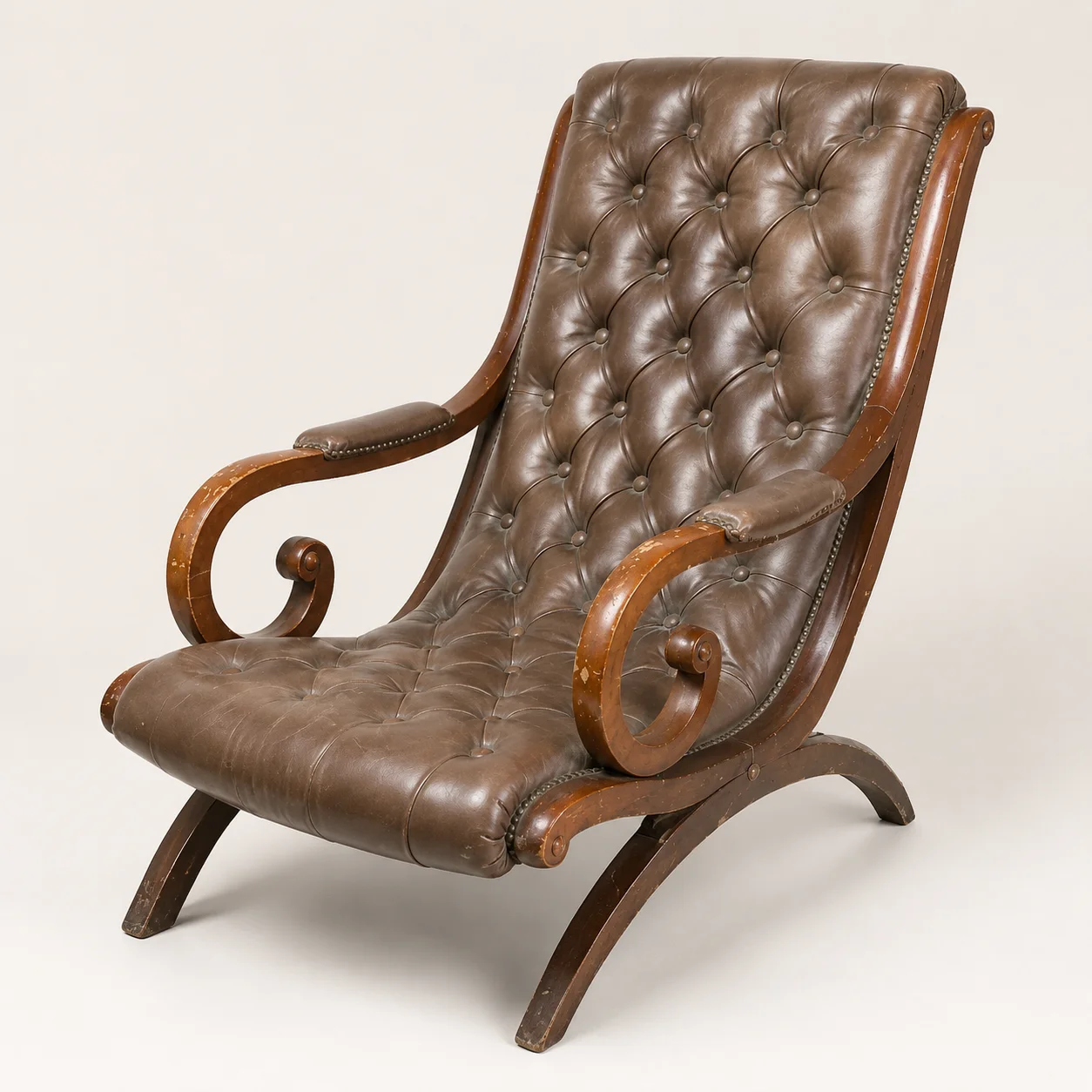 Sillón de piel marrón capitoné