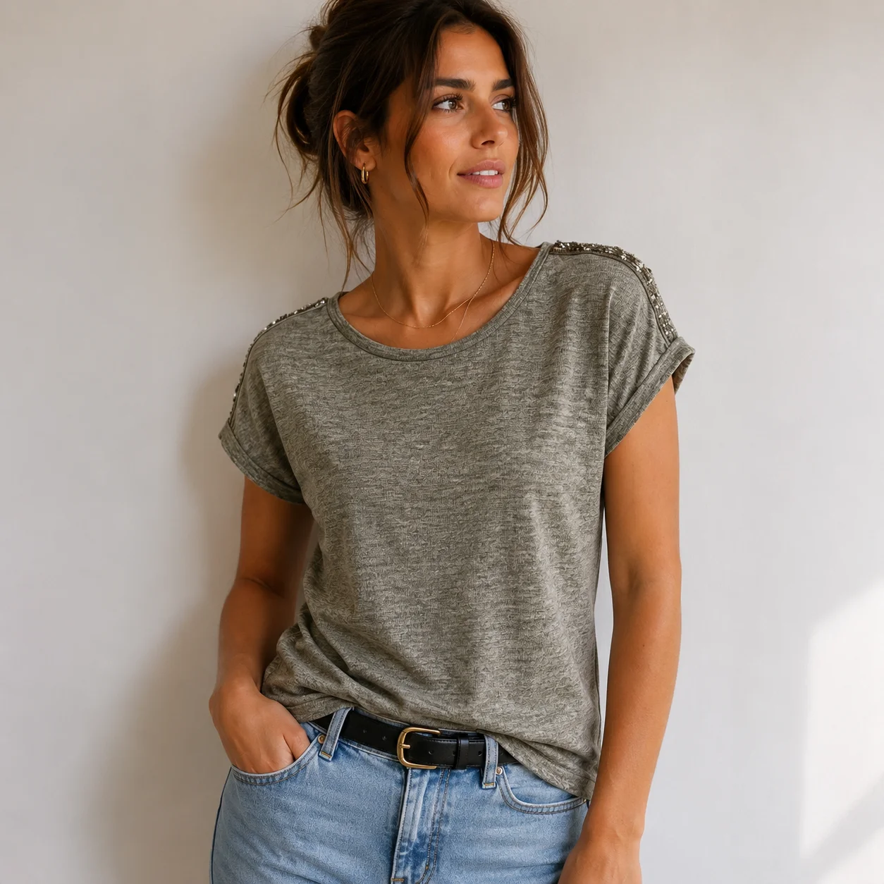 Camiseta beige con brillo y pedrería