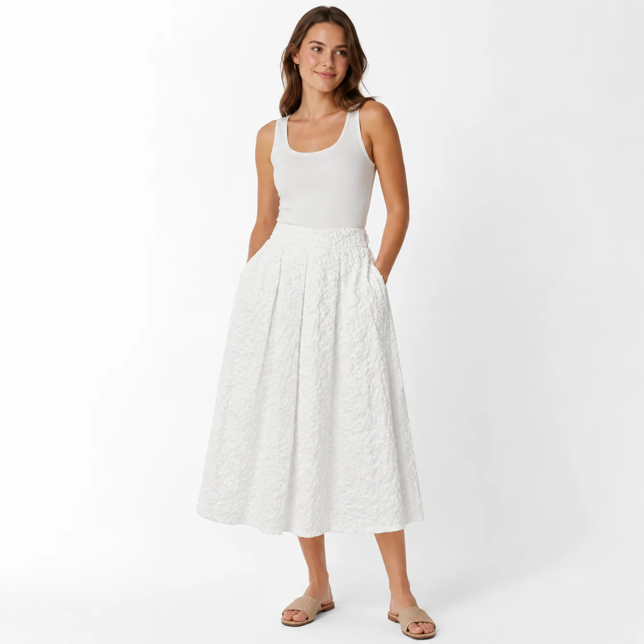 Falda blanca con relieve floral
