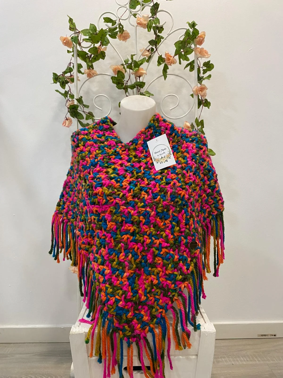 Poncho multicolor tejido con flecos