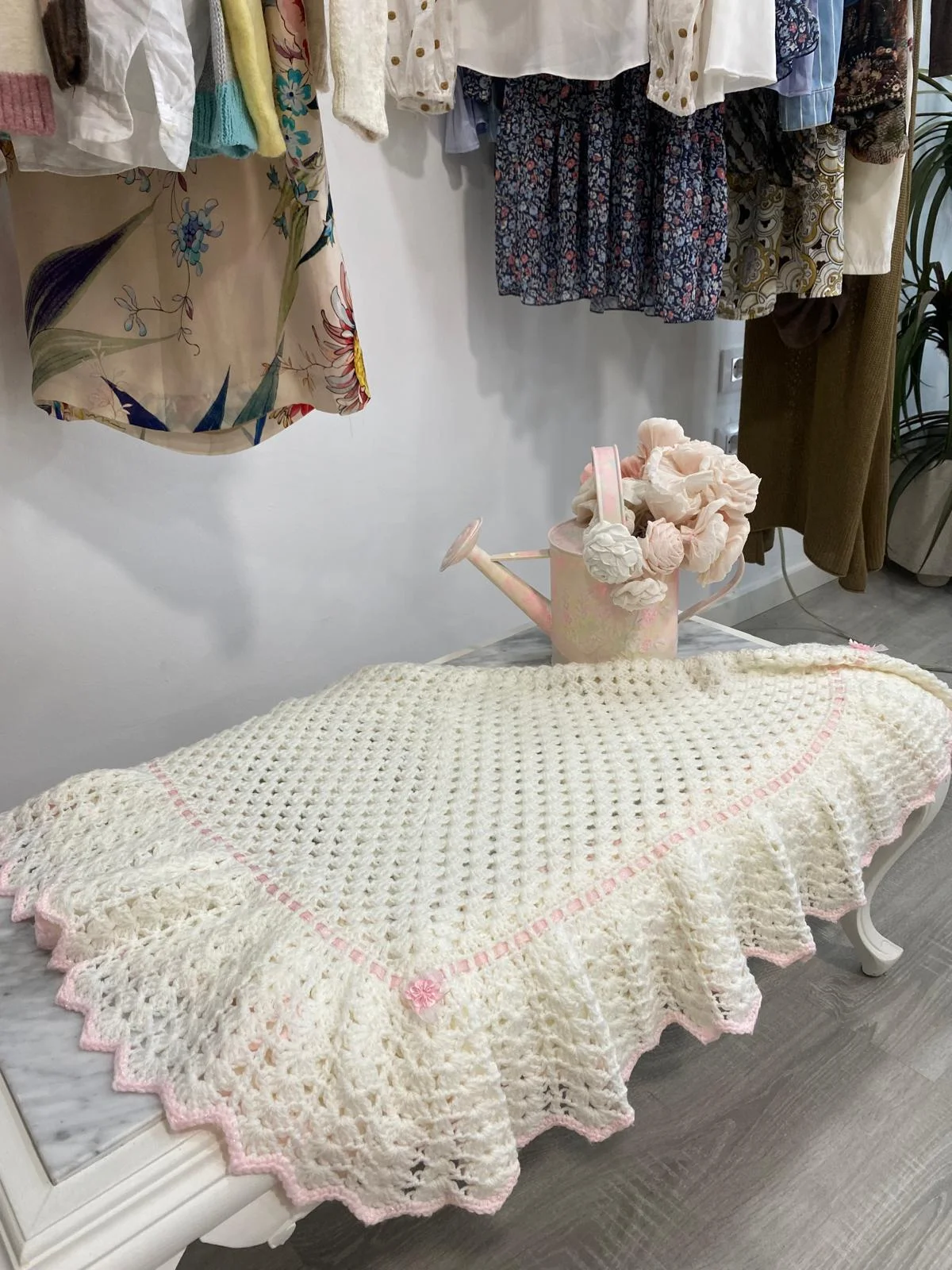 Manta crochet blanco y rosa