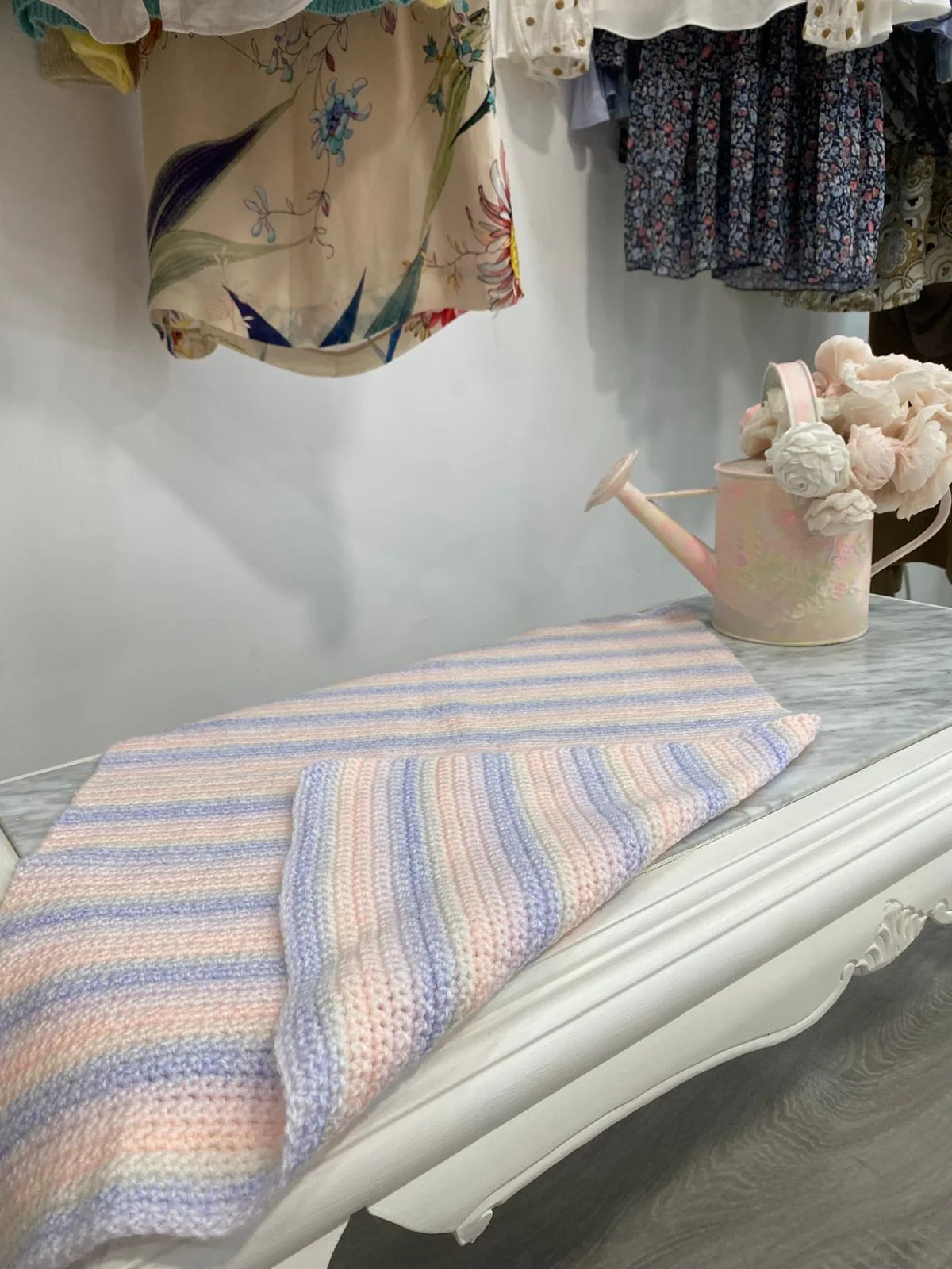 Manta de Bebé Artesanal de Punto en Tonos Pastel Rosa y Lila