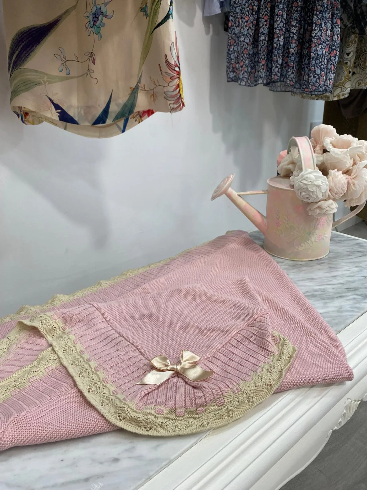 Manta de bebé rosa con lazo