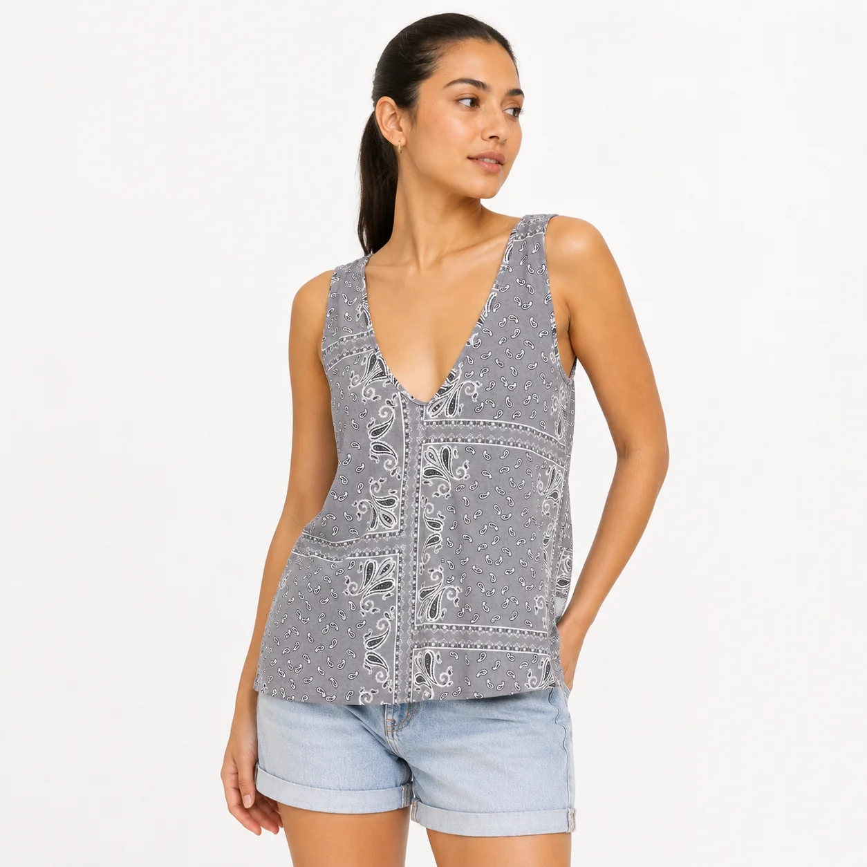 Top Gris Estampado Paisley con Escote en V