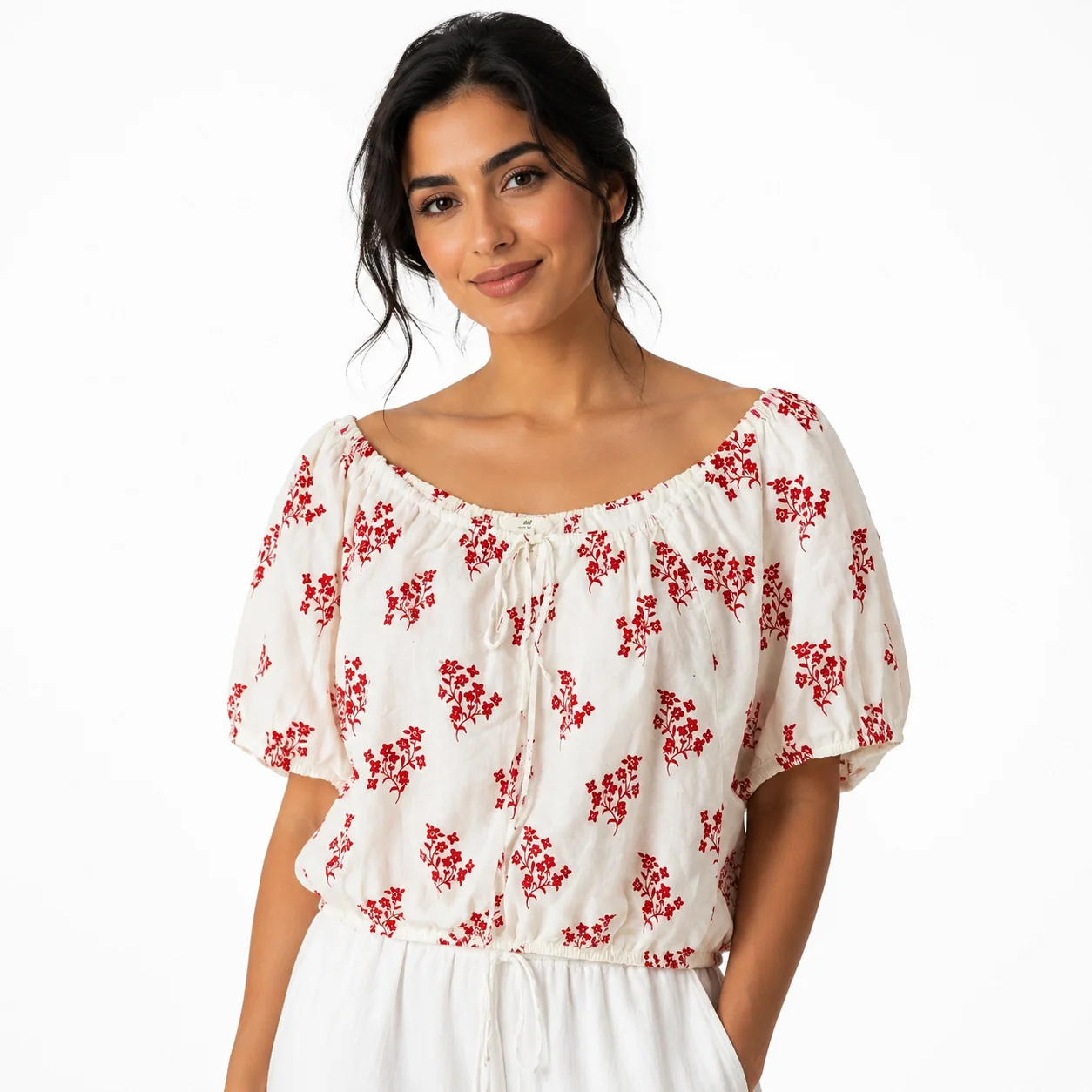Blusa blanca con estampado floral rojo