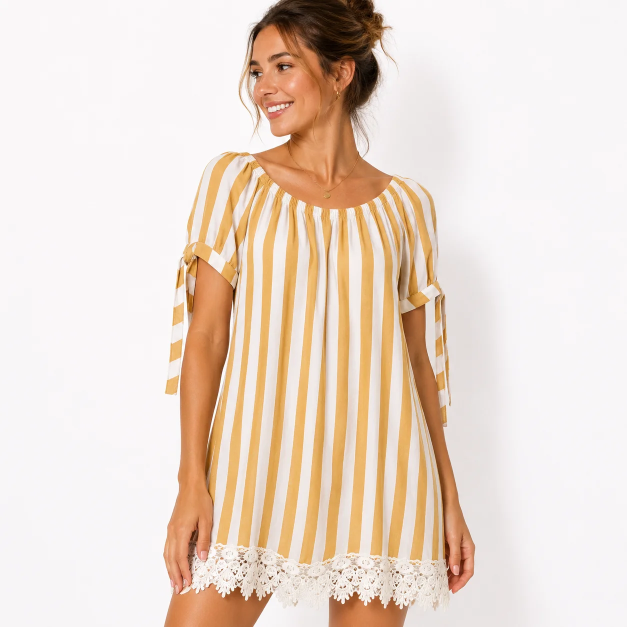 Vestido a rayas off shoulder con puntilla