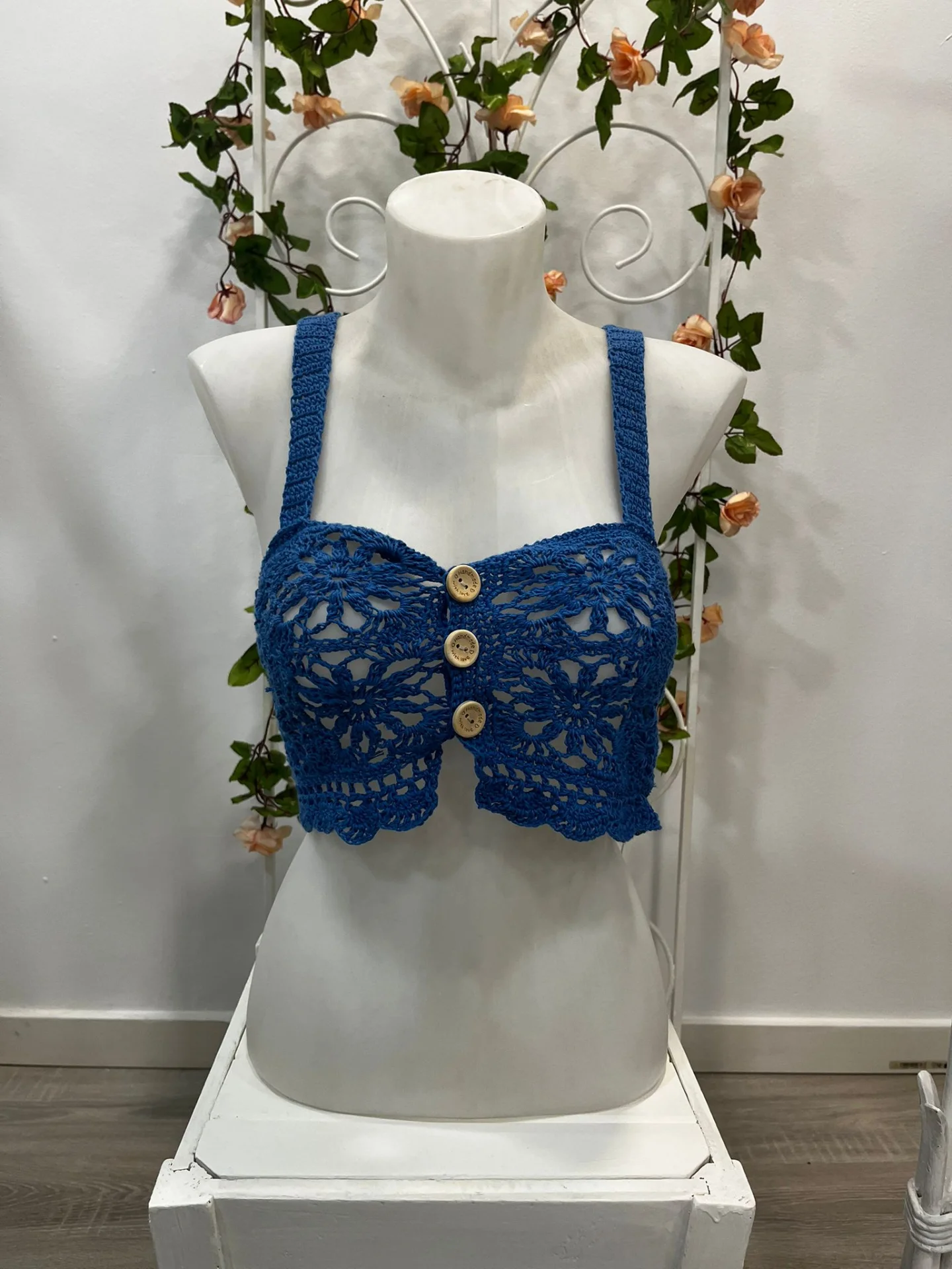 Top crochet azul con botones hecho a mano