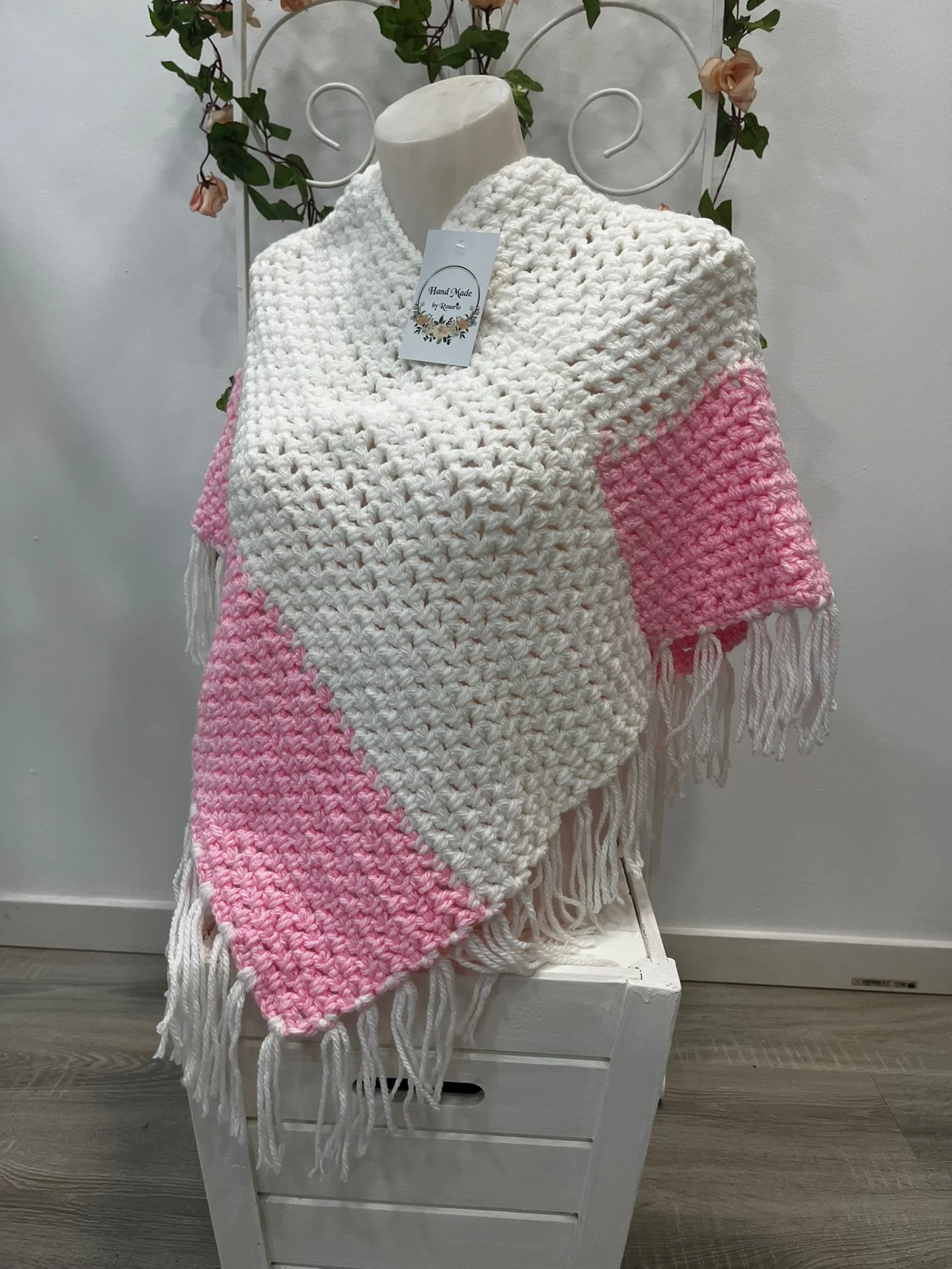 Poncho tejido blanco y rosa hecho a mano