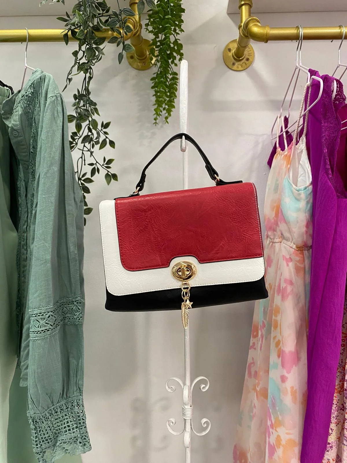 Bolso tricolor con detalle de pluma