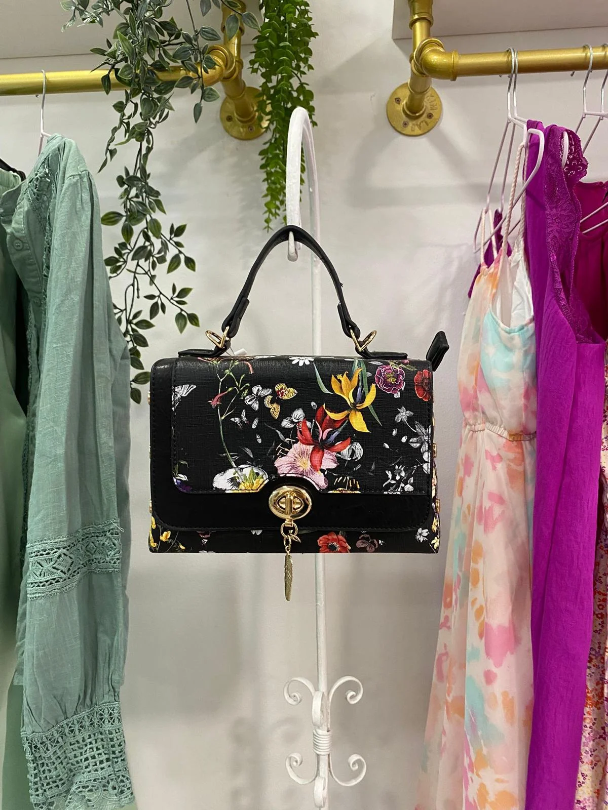 Bolso negro floral elegante de segunda mano