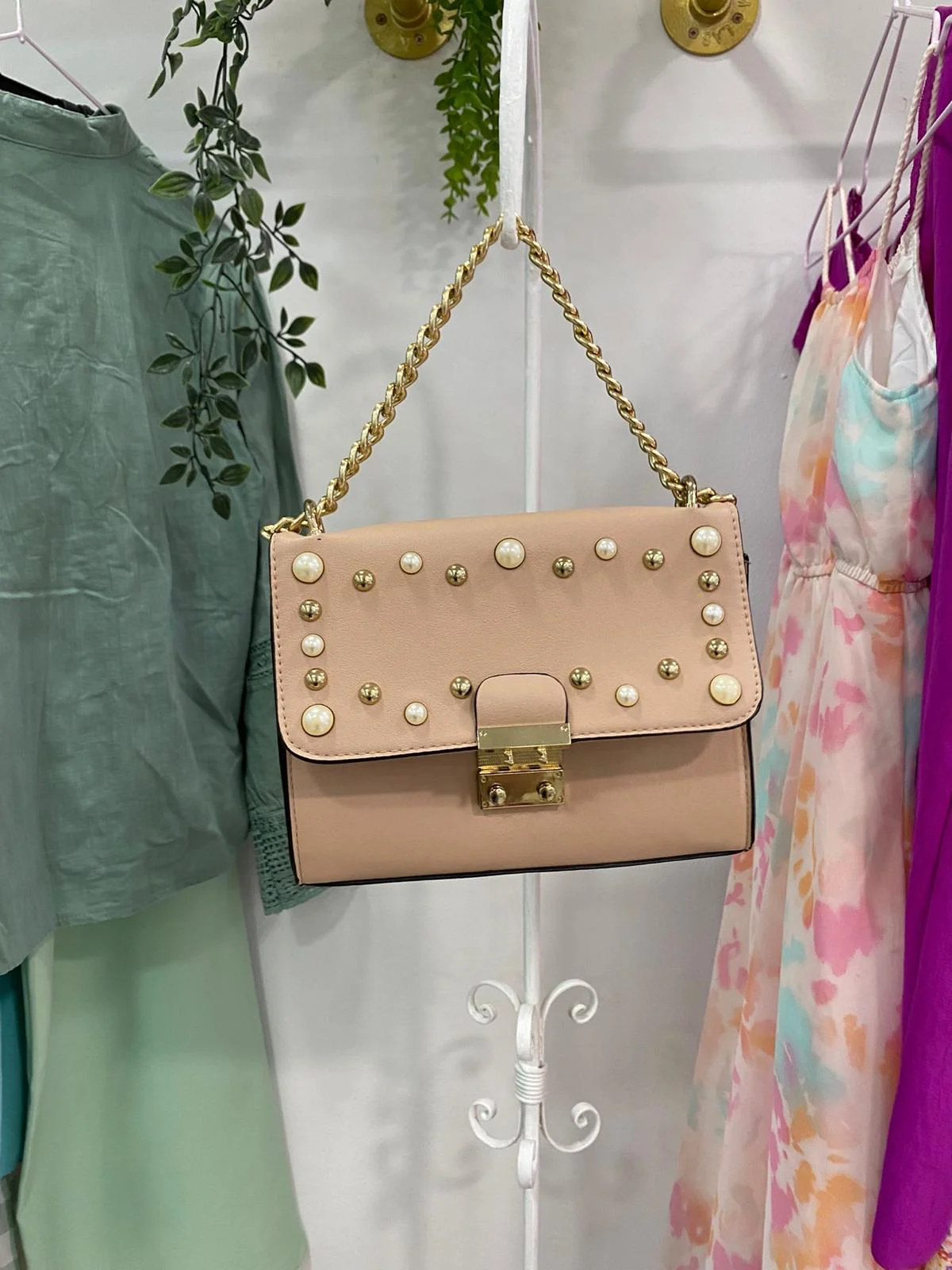 Bolso beige tachuelas y perlas