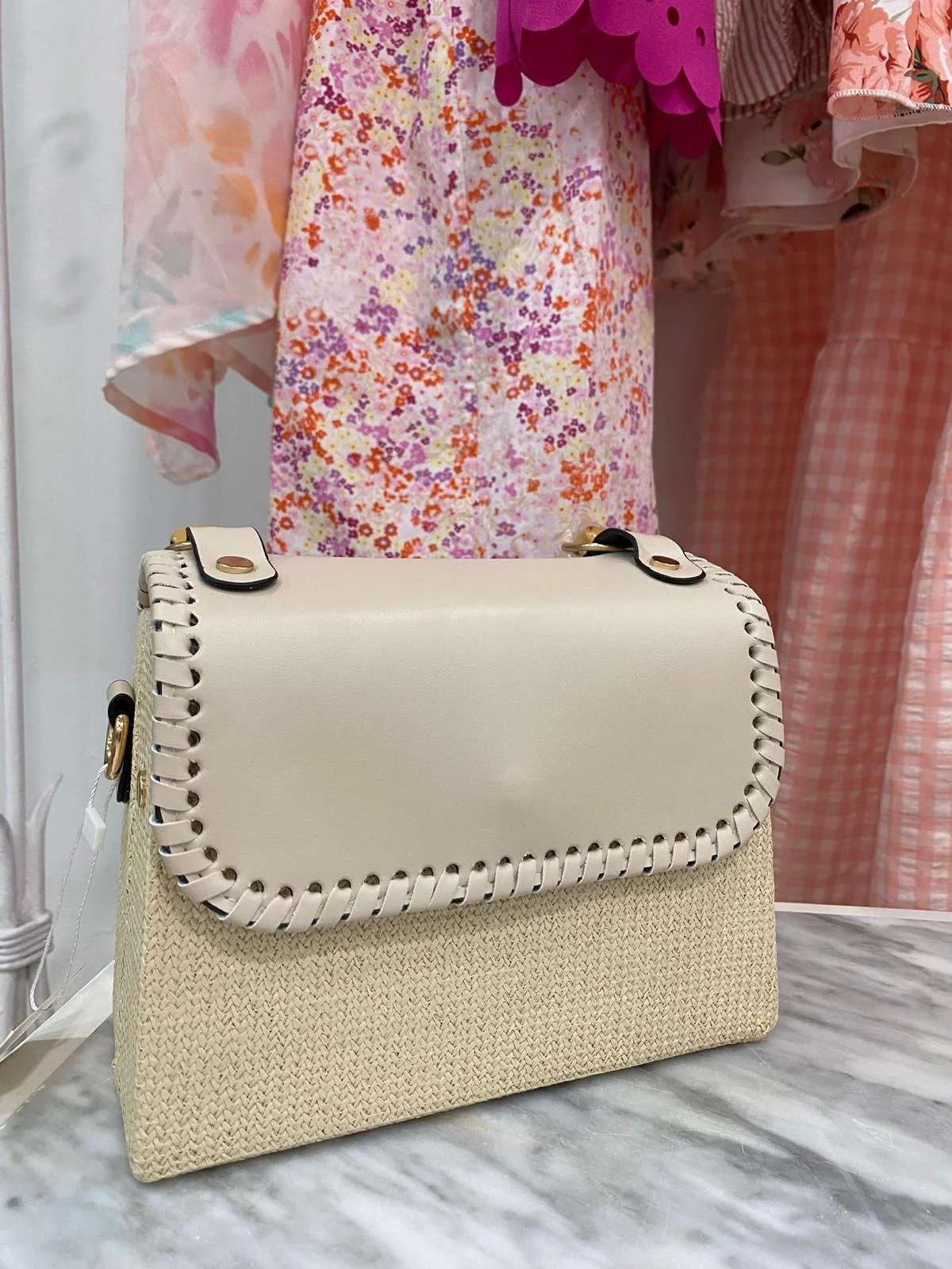 Bolso rafia beige con solapa