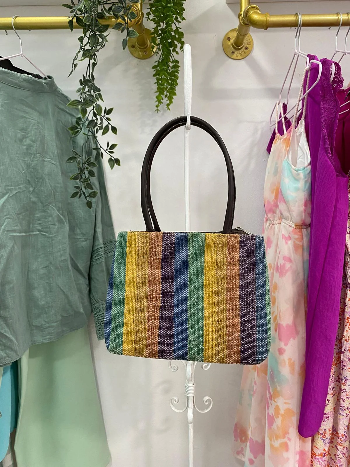 Bolso de mano con rayas multicolor