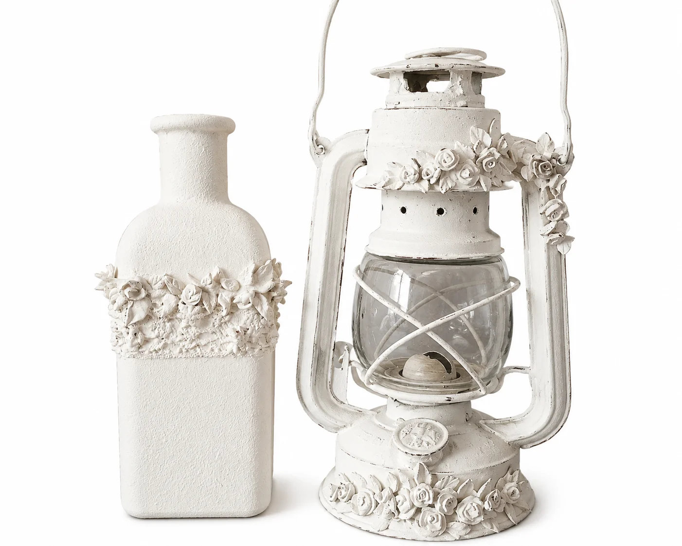 Quinqué y botella decorativa blanca