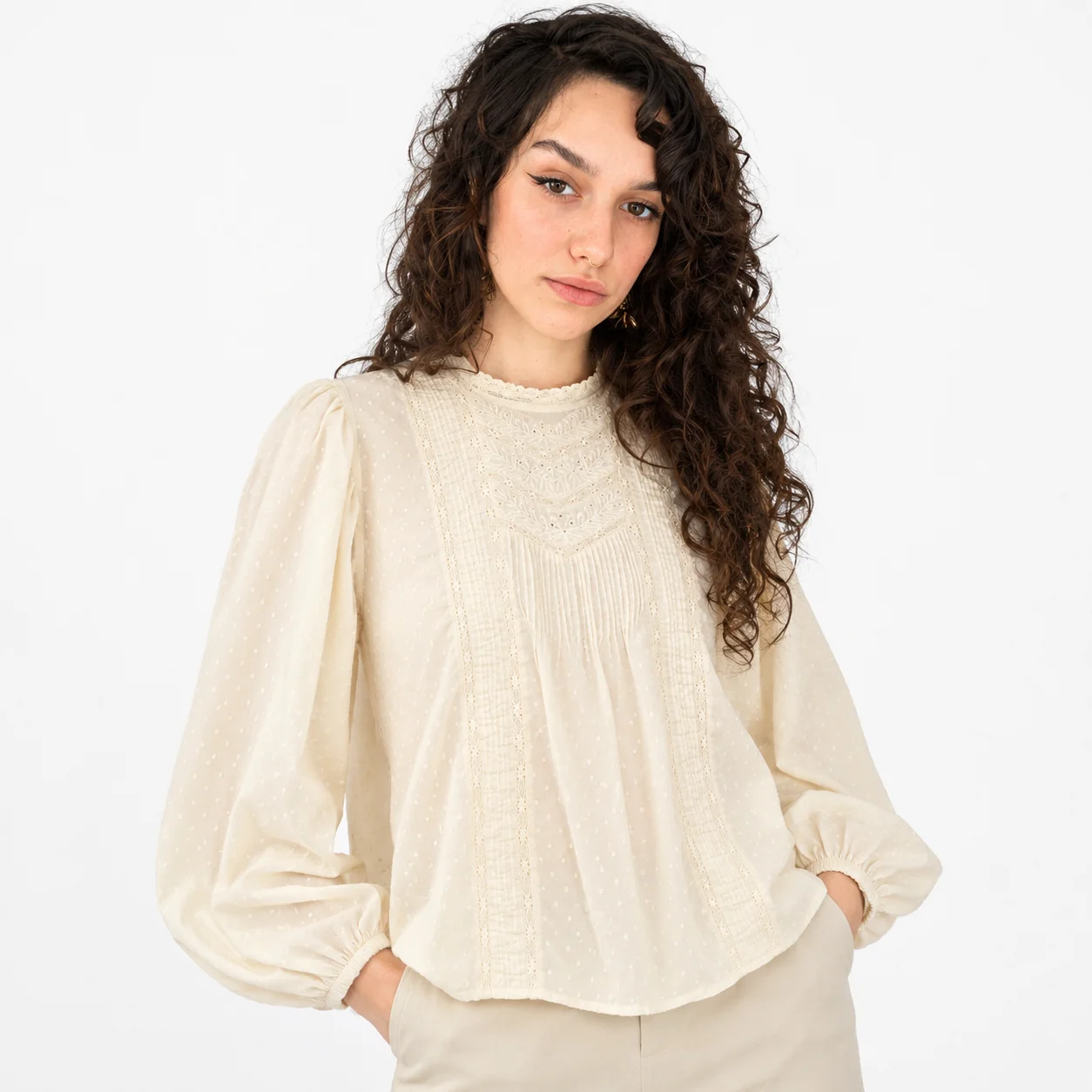 Blusa crema de Primark bordada romántica