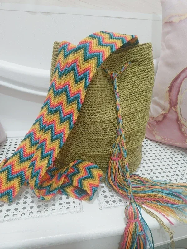 Bolso tejido multicolor con flecos hecho a mano