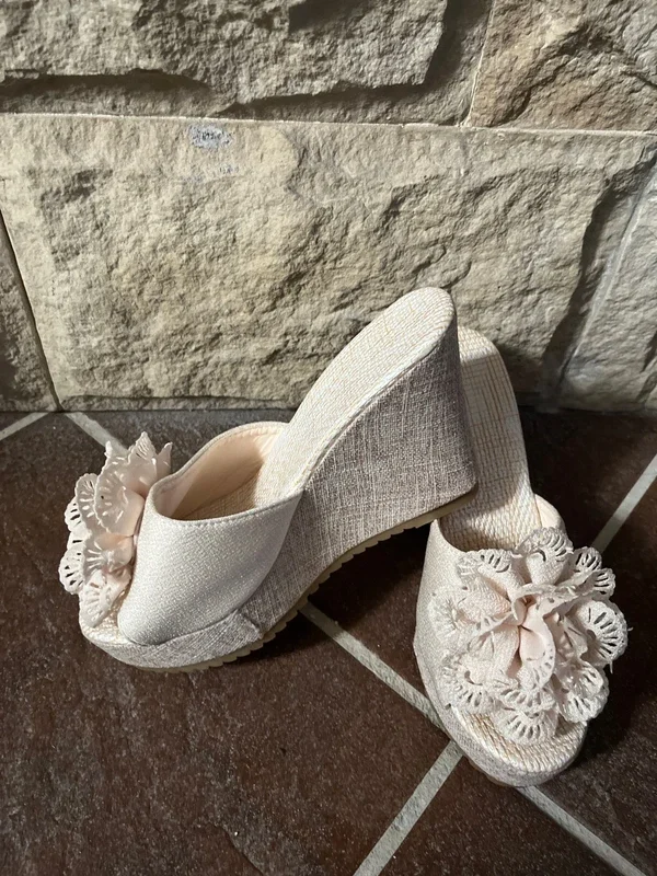 Sandalias cuña crema con flor