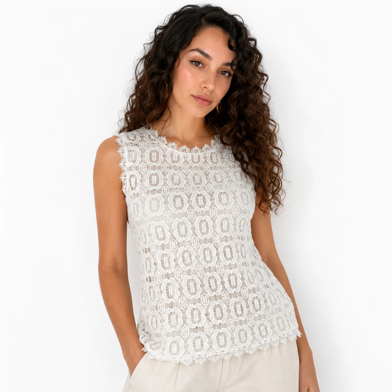 Blusa de encaje blanco sin mangas