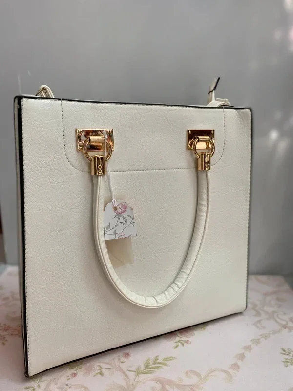 Bolso blanco con asa y detalles dorados