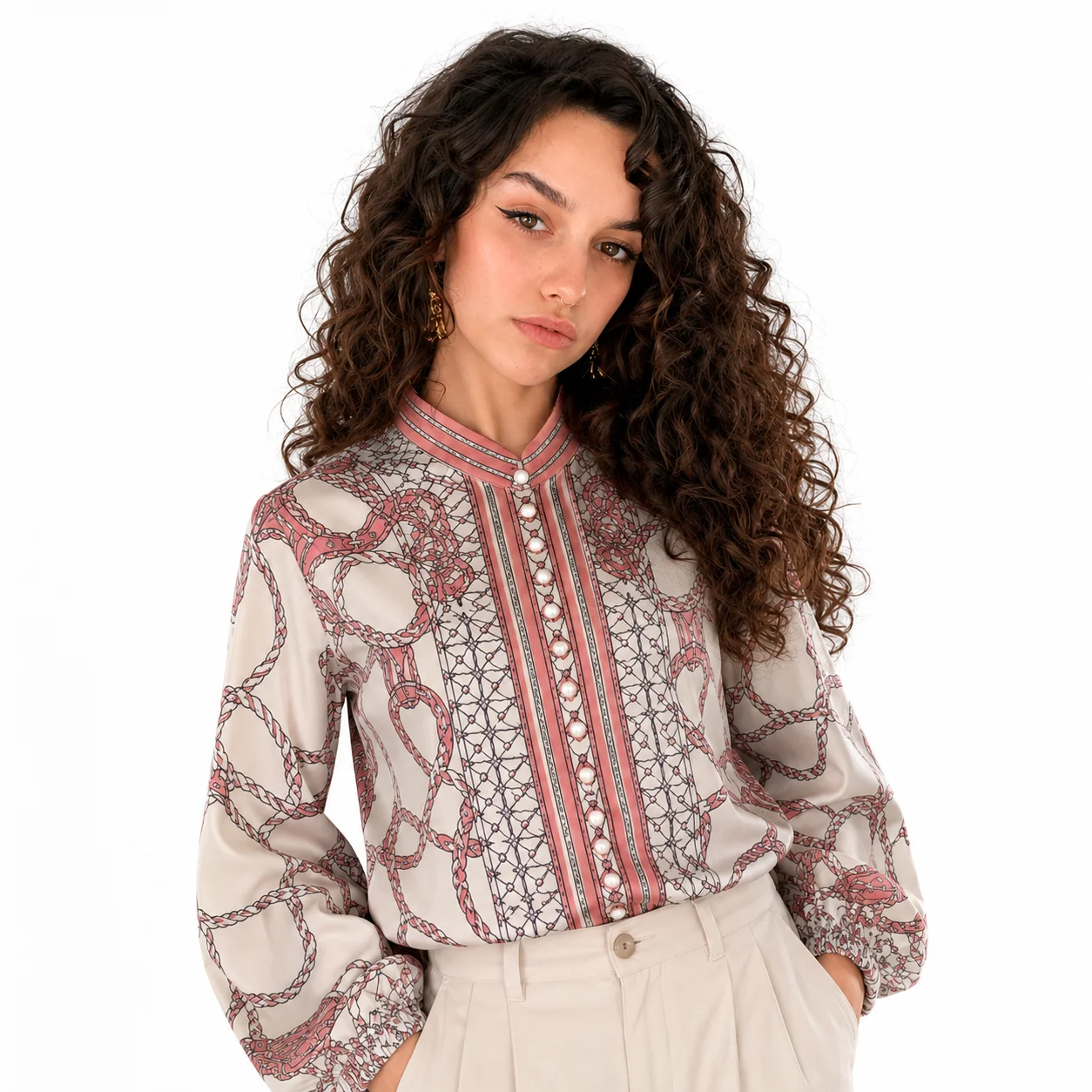 Blusa estampada con cuellos altos