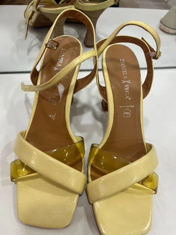 Sandalias tacón amarillo DANIELA VEGA