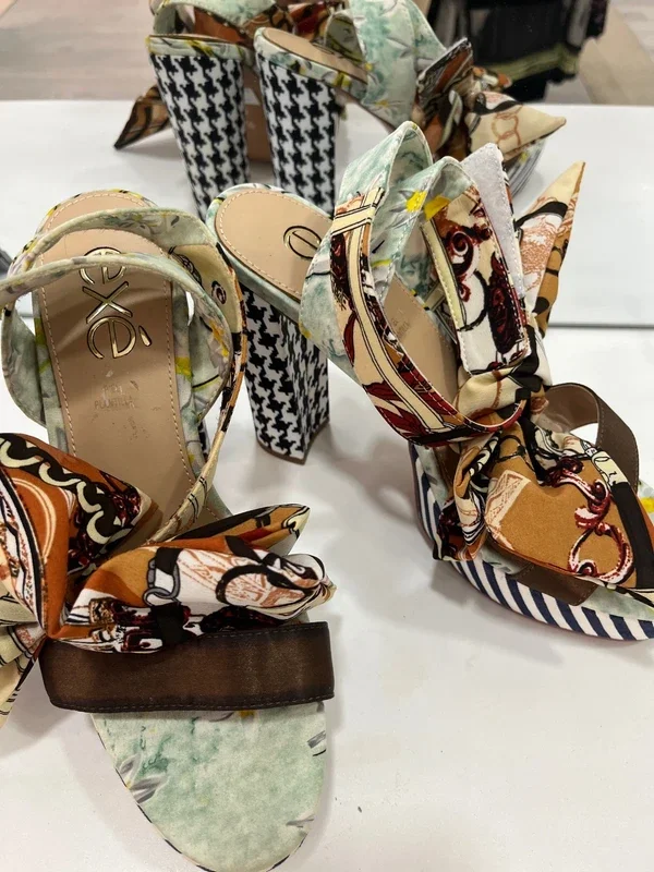 Sandalias estampadas con lazo