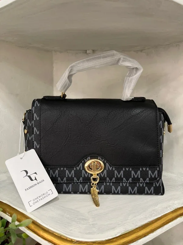 Bolso negro con monograma