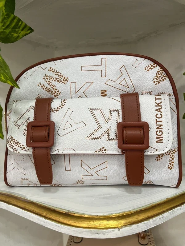 Bolso blanco con letras marrones