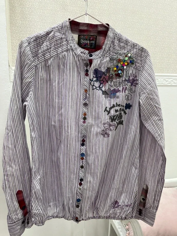 Camisa de rayas Desigual con bordados