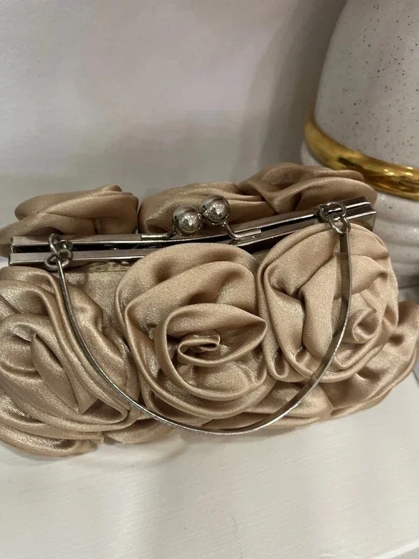 Bolso de fiesta beige con flores