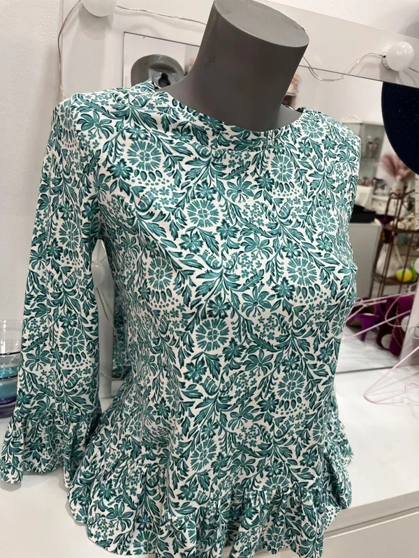 Blusa floral verde y blanca