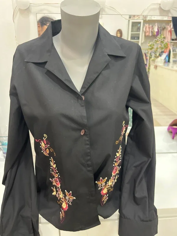 Camisa negra bordada
