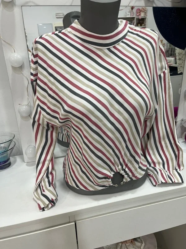 Blusa de rayas con cuello alto