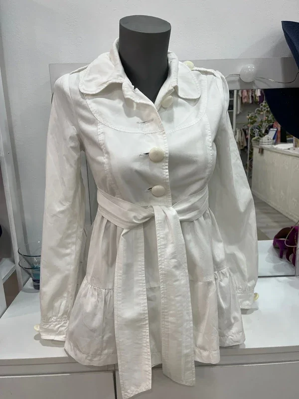 Chaqueta blanca con cinturón