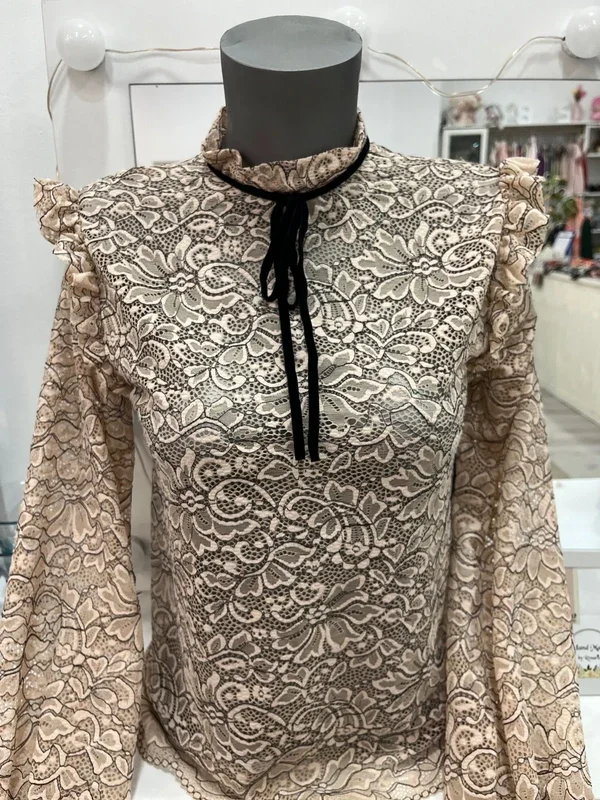 Blusa encaje beige con lazada