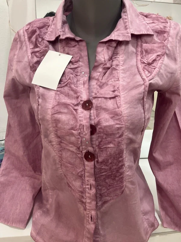 Camisa rosa con volantes