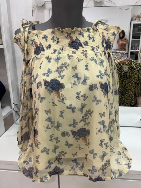 Blusa amarilla con estampado de mariposas y flores