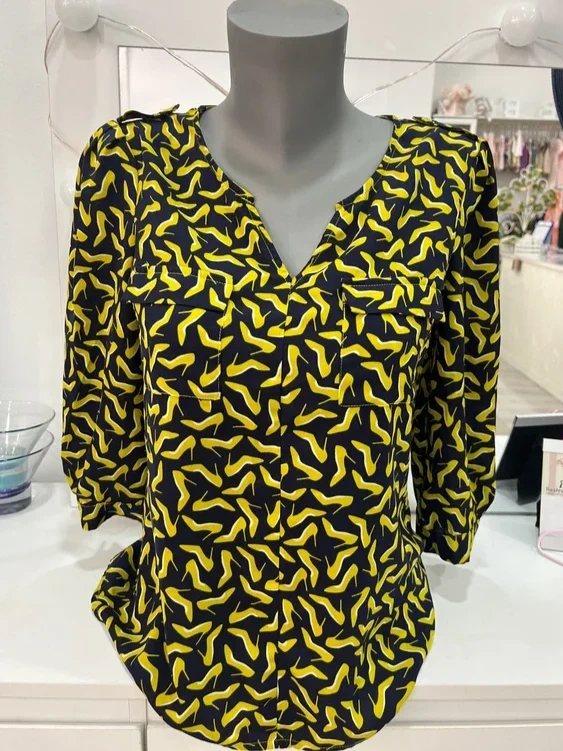 Blusa azul marino con estampado de tacones amarillos